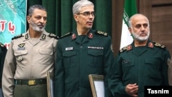 از راست به چپ: غلامعلی رشید، محمدحسین باقری و عبدالرحیم موسوی در مراسم معارفه خود.