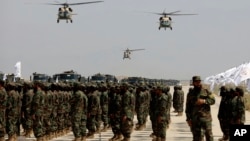 Elicoptere Black Hawk de fabricație americană în timpul unei parade militare în august 2024 la Bagram, pentru a marca trei ani de la retragerea trupelor conduse de SUA din Afganistan.