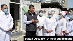 Садыр Жапаров с медиками. 15 апреля 2021 года 