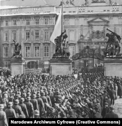 Militari naziști în marș către castelul din Praga, în aclamațiile mulțimii, martie 1939.