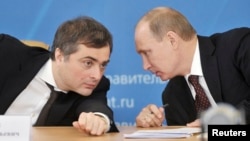 Архівне фото: Владислав Сурков (ліворуч) і Володимир Путін 