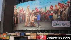  Óriásplakát Teheránban, amelyen a korábban megölt Kászem Szulejmáni látható a meggyilkolásának első évfordulóját megelőző napokban. 2020. december 30.