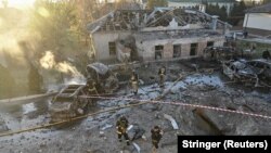 Рятувальники працюють на території обласної онкологічної лікарні, яка постраждала від російського авіаудару в Запоріжжі 7 листопада