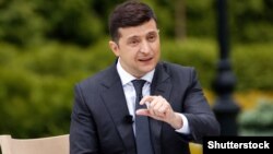 На питання, чи правда, що Росія вимагає від України представити проєкт конституційних змін про особливий статус ОРДЛО, Зеленський відповів: «Ніхто від України не може нічого вимагати»