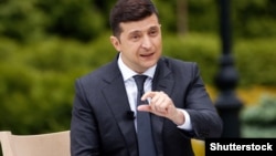 За словами Зеленського, він обіцяв колективу сільської школи «доручити в. о. міністра опрацювати питання невеликих шкіл і їхнього функціонування»