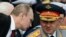 Президент России Владимир Путин (слева) и министр обороны России Сергей Шойгу, 27 июля 2014 года