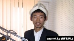 Жапониядан келген волонтер Ацуши Куваяма "Азаттыктын" студиясында, 23-ноябрь.