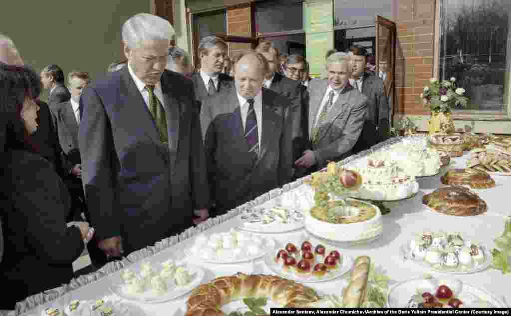 Импресивен распоред на храна претставен во септември 1997 година за време на патувањето во руската област Ориол.