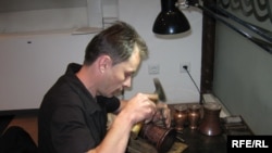 Nermin Mujezinović rezbari bakrenu džezvu, Fotografije uz tekst: Aida Đugum