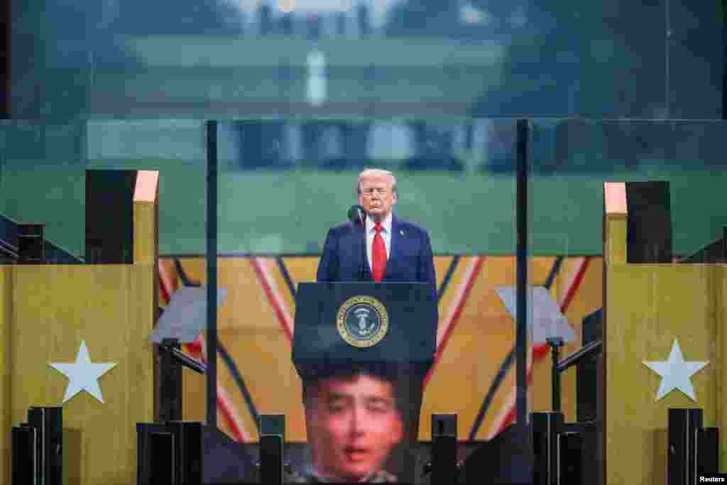 Президент США Дональд Трамп приносит конституционную присягу 250 новобранцам во время парада в честь 250-летия армии США в Вашингтоне, США, 14 июня 2025 года. REUTERS/Carlos Barria