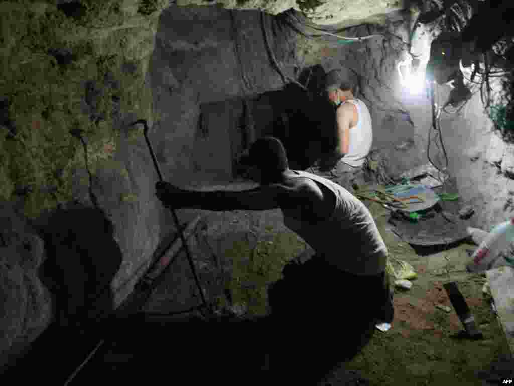 Тунал преку кој се шверцува стока меѓу Појасот Газа и Египет