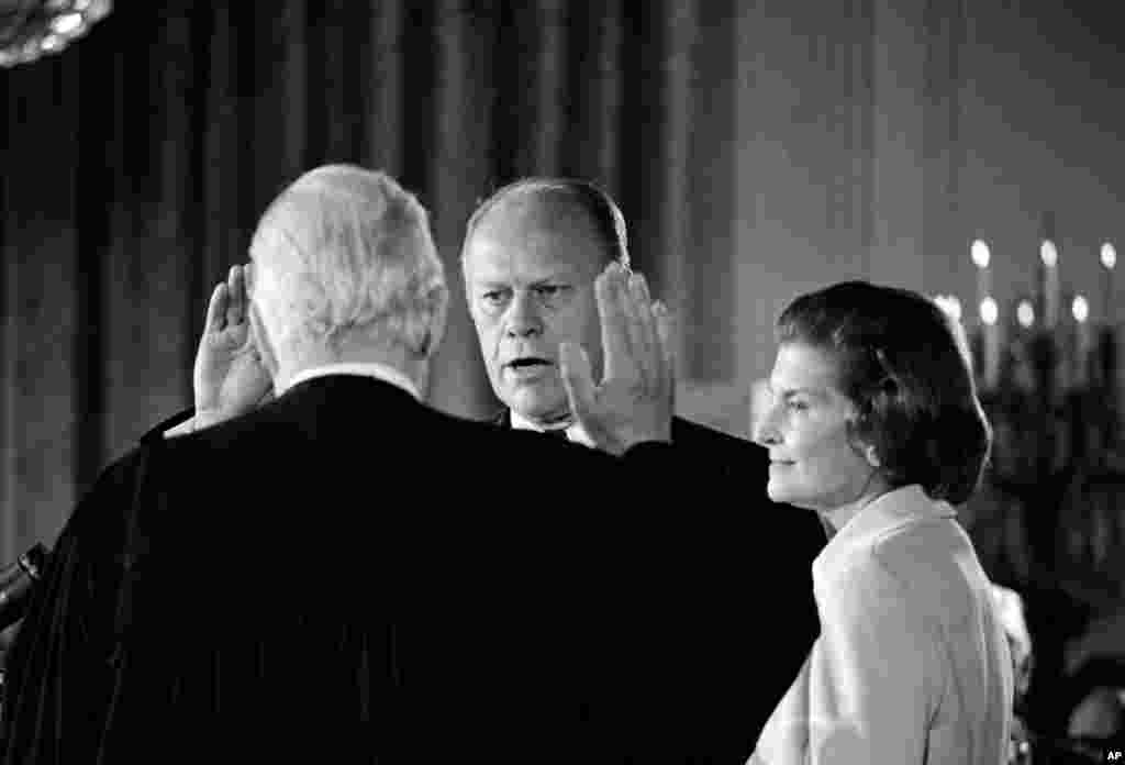 Джеральд Форд принимает присягу в качестве 38-го президента Соединенных Штатов в Белом доме, рядом с ним &ndash; его жена Бетти. Инаугурация состоялась 9 августа 1974 года, в день отставки президента Никсона. &nbsp;