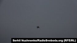 Дрон в небе, иллюстративное фото 