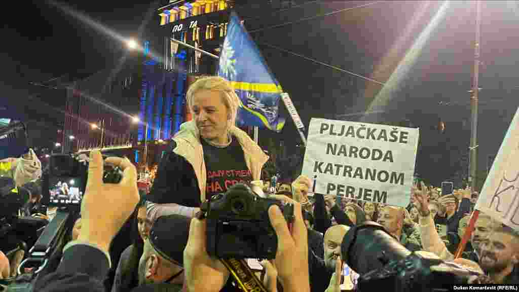 Dijana Hrka među građanima koji je podržavaju. 