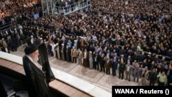 Верховный лидер Ирана аятолла Али Хаменеи во время траурных мероприятий по поводу 36-й годовщины смерти лидера Исламской революции 1979 года аятоллы Рухоллы Хомейни. Святилище Хомейни на юге Тегерана, 4 июня 2025 года