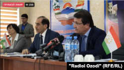 Jamoliddin Abdullozoda egészségügyi miniszter (j) újságírói kérdésekre válaszol 2021. február 12-én