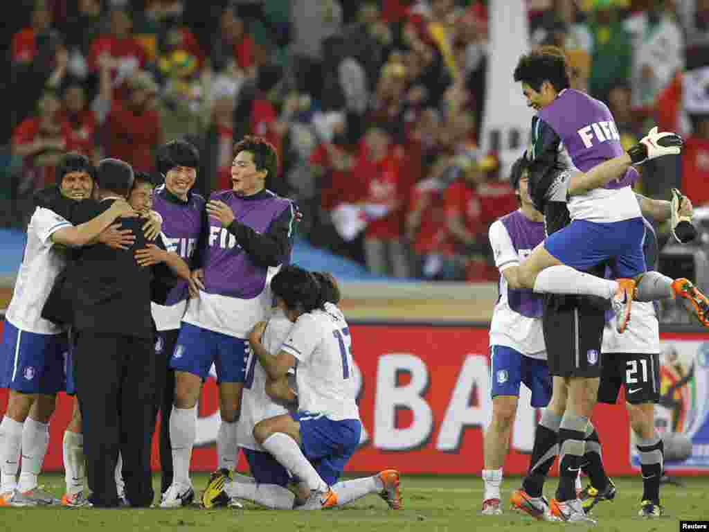 სამხრეთ კორეის ნაკრებმა ნიგერიასთან ფრედ (2:2) ითამაშა და მერვედფინალში გავიდა. - სამხრეთ აფრიკის სტადიონებზე გრძელდება მსოფლიო ჩემპიონატი ფეხბურთში. ფიფას თასისთვის ბრძოლა ძალას იკრებს. გამარჯვებული 11 ივლისს გამოვლინდება. 
