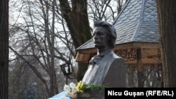 Bustul lui Mihai Eminescu de pe Aleea Clasicilor Literaturii Române din Grădina Publică „Ștefan cel Mare” din Chișinău. 