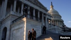 Membri ai Congresului american, după ce Camera Reprezentanților a votat punerea sub acuzare a președintelui Donald Trump , 13 ianuarie 2021