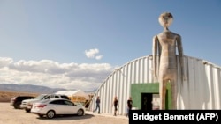 Storm Area 51 Basecamp, în Alien Research Center, Nevada, SUA, loc de pelerinaj pentru cei care cred în extratereștri și OZN-uri (UFO).