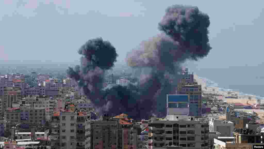 Как заявили в Армии обороны Израиля, на территорию страны со стороны сектора Газа зашли вооруженные боевики.&nbsp;Израильские СМИ написали, что вооруженные люди утром захватили контрольно-пропускной пункт &quot;Эрец&quot;. После этого они зашли в приграничный город Сдерот на юге Израиля. Спецподразделения израильской полиции&nbsp;действуют&nbsp;в 21 населенном пункте. Kan&nbsp;передает&nbsp;сообщения жителей израильский сел о захвате домов и заложников