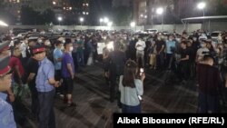 Сторонники Асылбека Жээнбекова и Торобая Зулпукарова у здания Первомайского районного суда. 31 мая 2021 года.