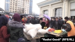 Сокинон талош доранд, ки орд захира кунанд. Шаҳри Душанбе, моҳи марти 2020