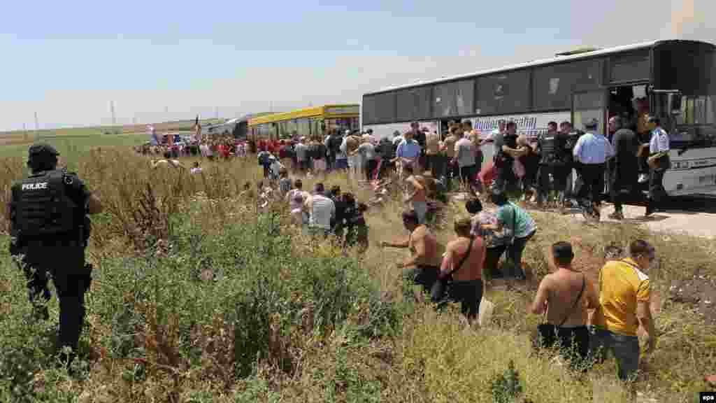 Kosov&euml; - Oficer&euml;t e policis&euml; i detyrojn&euml; serb&euml;t t&#39;i heqin fanellat me simbole nacionaliste, 28 qershor 2012