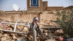 یک بازمانده زلزله در افغانستان بر روی بقایای یک خانه ویران‌شده در یکی از روستاهای تاشقرغان، در ولسوالی خُلمِ ولایت سمنگان نشسته است. ۳ نوامبر ۲۰۲۵