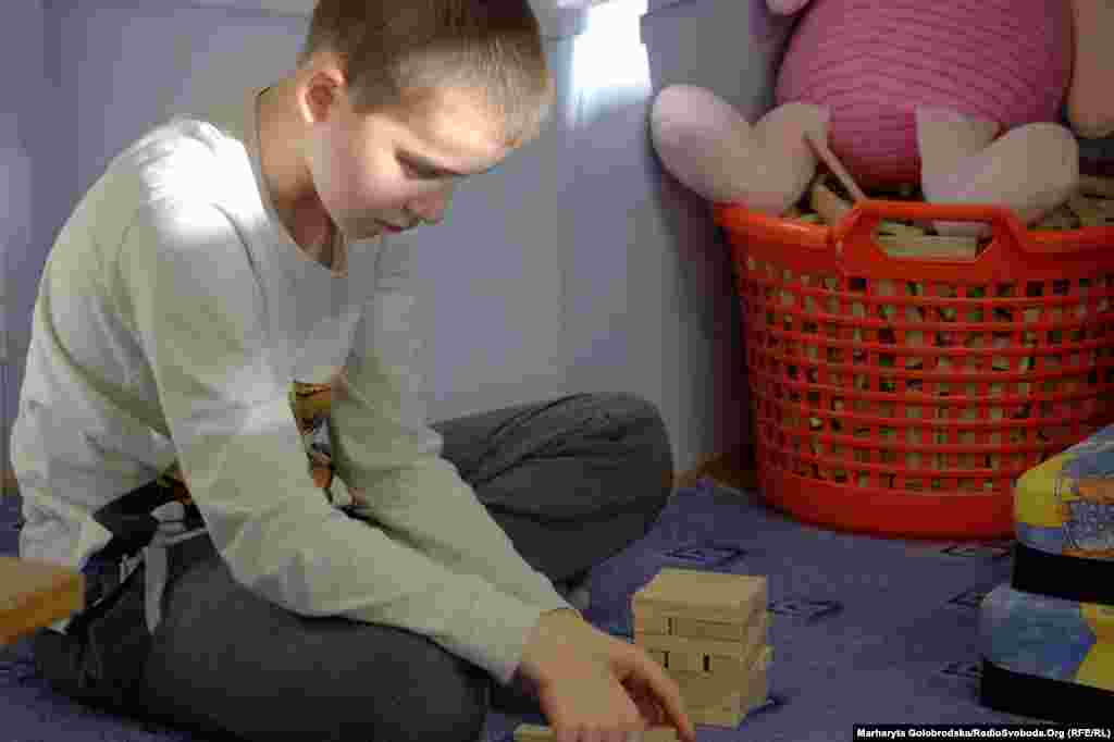 Дванадцятирічний Віталій із Львівщини замислився над головоломкою &laquo;дженга&raquo;