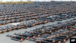 Зброя, захоплена французькими морськими патрулями поблизу узбережжя Ємену, 1 лютого 2023 року