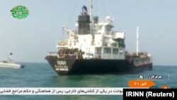 تصویری از کشتی ریاح که توسط قایق‌های تندروی سپاه توقیف شده است.