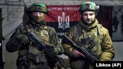 Украинские военнослужащие позируют для фото в укрытии Донецкой области, 21 февраля 2023 года