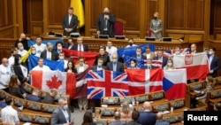 Ukrán képviselők az Ukrajnát támogató országok zászlaival a kijevi parlamentben 2022. február 1-jén