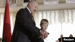 Лукашенко голосує разом із сином
