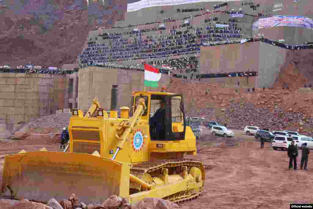 Tajikistan -- The Rogun dam under construction on the Vakhsh river in Rogun, 29Oct2016