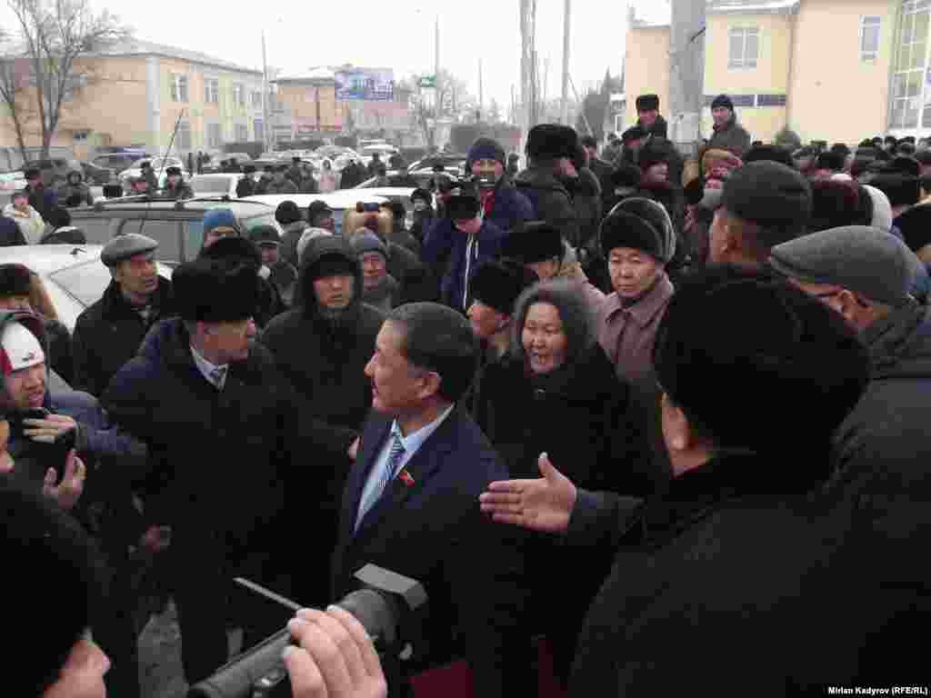 Собравшиеся заявляют, что они были вынуждены выйти на митинг из-за повышения тарифов на электроэнергию, снижения цен на скот, а также затягивания&nbsp;строительства Верхненарынского каскада ГЭС.