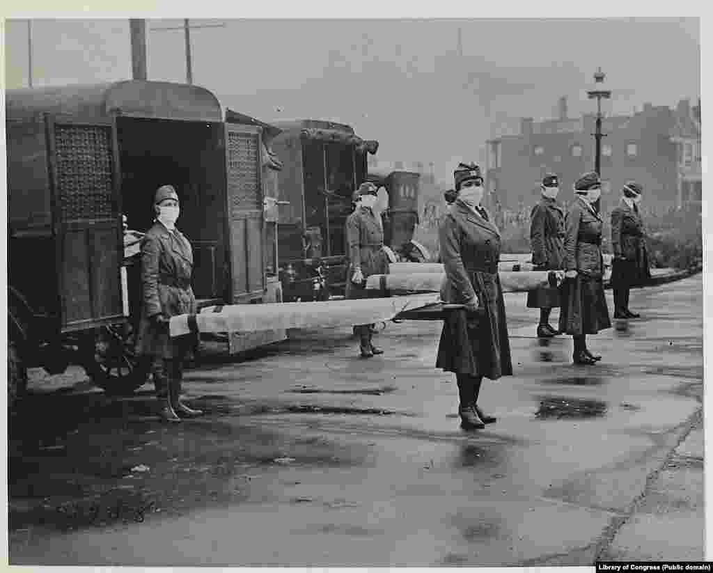 Працівники Червоного Хреста в Сент-Луїсі в розпал епідемії &laquo;іспанки&raquo; в жовтні 1918 року.