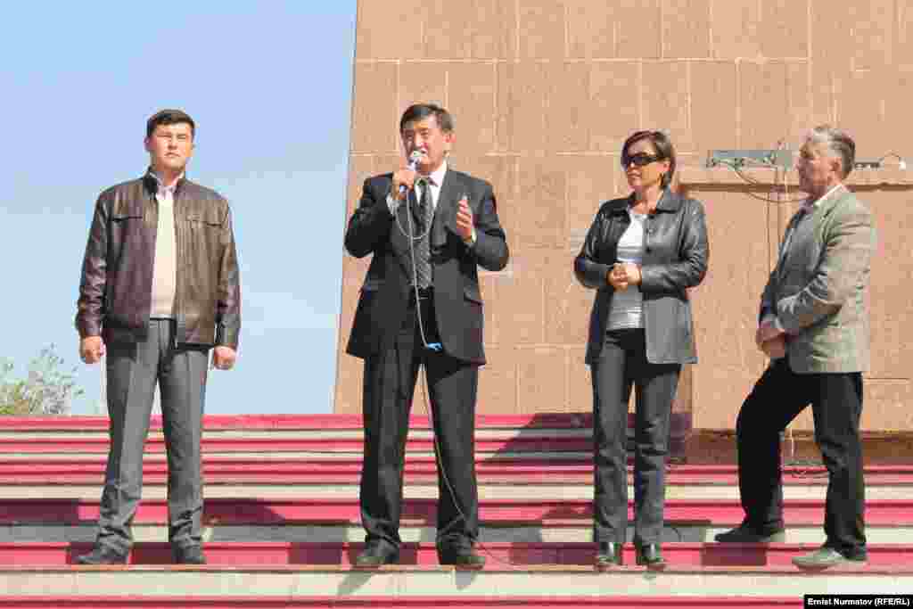 Полномочный представитель правительства КР по Ошской области (губернатор) Сооронбай Жээнбеков призвал организаторов и участников акции к мирному ее проведению