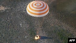 Космічний корабель із Олегом Новицьким і Томасом Песке приземлився поблизу міста Джезказгана в Казахстані 2 червня близько 17:00 за київським часом