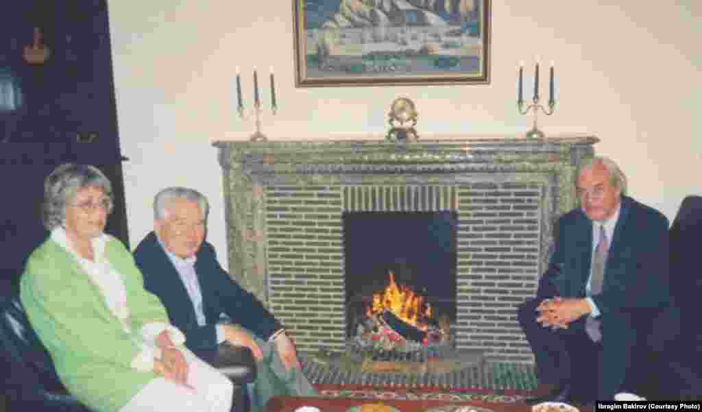 Владимир Молчановдун зайыбы Консуэлла Сегура, Чыңгыз Айтматов жана В. Молчанов Кыргызстандын Брюсселдеги элчилигинин адеми залында даам татып отурушат. &nbsp;Дасторкон үстүндө Ч. Айтматовдун 70 жылдыгына арналган телеберүүнүн деталдары да сүйлөшүлгөн. Белгия, 1998-жыл.