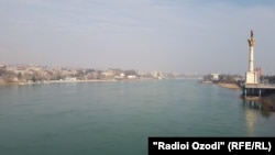 Река Сырдарья протекает через таджикский город Худжанд.