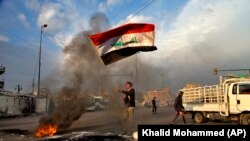 Un protestatar la Bagdad manifestând împotriva atacului iranian. 8 ianuarie 2020.