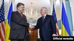 Президент України Петро Порошенко і державний секретар США Рекс Тіллерсон (праворуч) у Вашингтоні, 20 липня 2017 року 