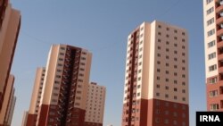 نمونه‌ای از مسکن‌سازی در ایران به نام پروژه «مسکن مهر» که در دولت احمدی‌نژاد اجرا شد و ایرادهای فراوانی داشت