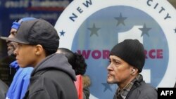 Безработные в очереди, чтобы попасть на прием в департамент труда в Нью-Йорке