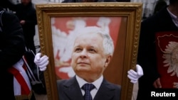 Портрет президента Леха Качинського на меморіальній церемонії у Варшаві, Польща, 10 лютого 2016 року