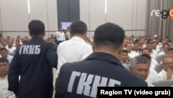 УКМК кызматкерлери мамлекеттик кызматкерлерди жыйындар залынан кармап, суракка алып кетишүүдө. Ош шаары, 9-июль, 2025-жыл.