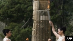 ماريا نافپليوتو، بازيگر زن سينمای يونان، نقش آفرين الهه برتر در روشن کردن مشعل بود.(عکس: AFP)