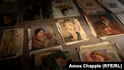 
La doi ani după descoperirea, în pereții unei case din Praga, a unei colosale colecții de artă, cel care o deține a ieșit în public pentru a arăta cât de mare este istorica descoperire.